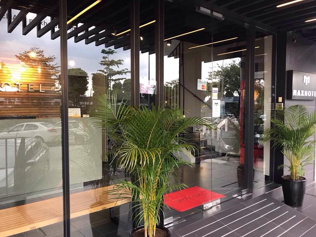 Max Hotel Subang Jaya Exterior photo